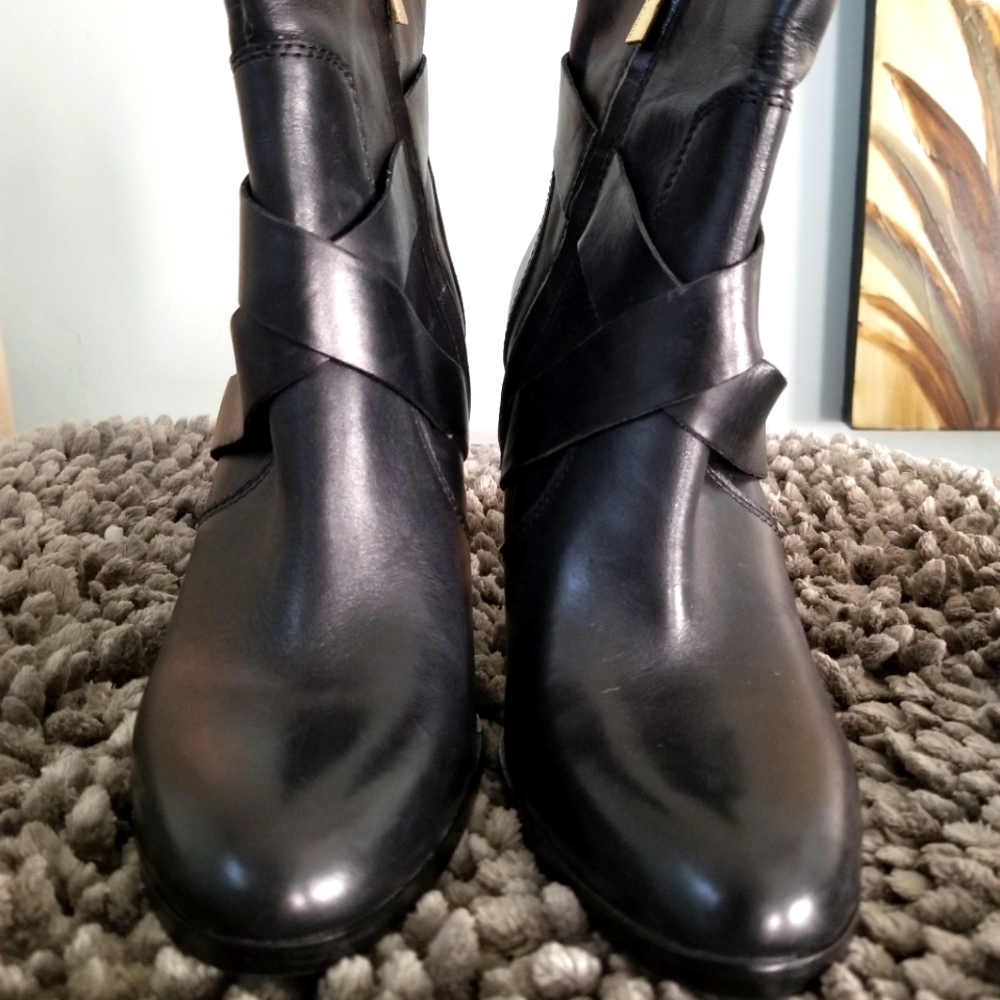 Vince Camuto leather ankle Boots
